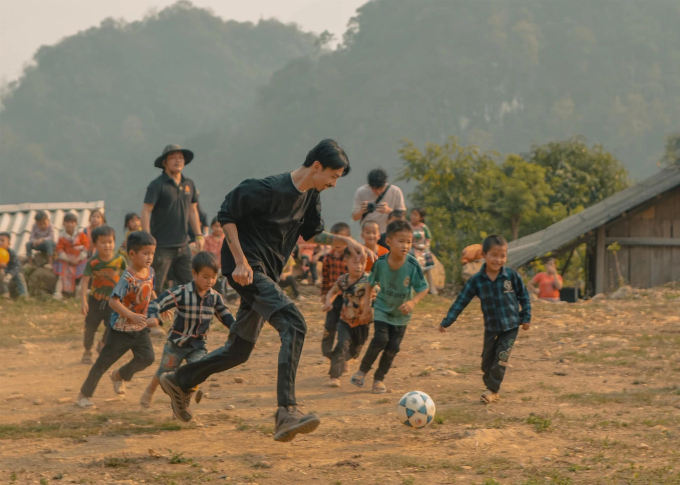 Đen Vâu trong ngày nhận giải Tình nguyện quốc gia 2023: Phát biểu đầy ý nghĩa, được fan vây kín sau sự kiện - Ảnh 5.