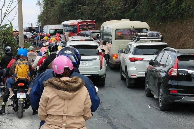 Du kh&aacute;ch &ugrave;n &ugrave;n về H&agrave; Giang, cổng trời Quản Bạ tắc đường - Ảnh 1.