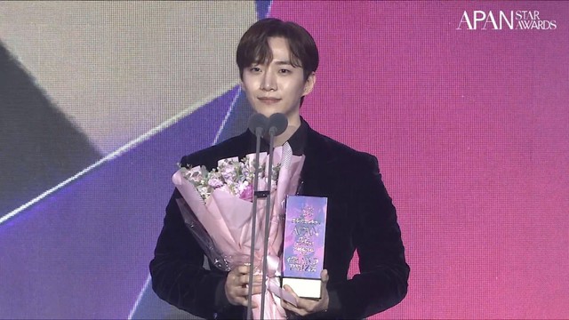 Yoona - Lee Jun Ho thắng giải cặp đôi của năm, nhà trai ẵm tới 5 cúp còn đoạt Daesang ở Apan Star Awards 2023 - Ảnh 3.