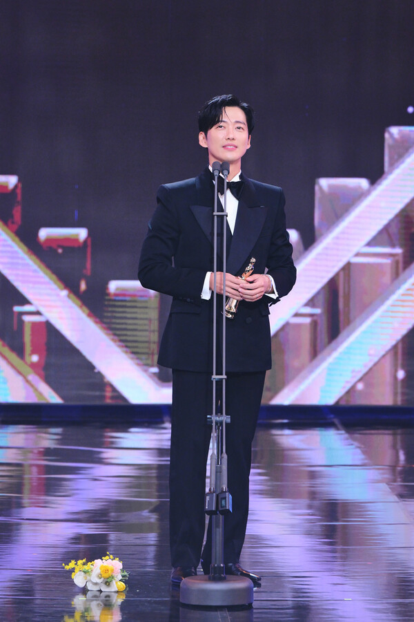Phim cổ trang hay nhất 2023 phá kỷ lục thắng 9 giải lớn, Nam Goong Min ẵm cúp Daesang ở MBC Drama Awards 2023 - Ảnh 1.