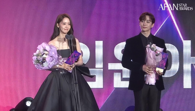 Yoona - Lee Jun Ho thắng giải cặp đôi của năm, nhà trai ẵm tới 5 cúp còn đoạt Daesang ở Apan Star Awards 2023 - Ảnh 2.