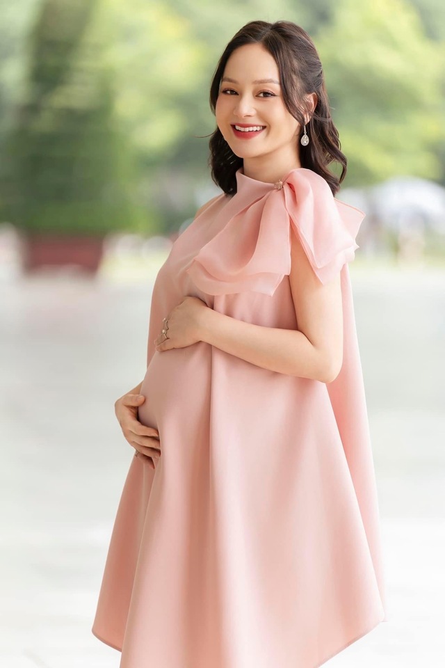 Sao nữ Vbiz gặp kh&oacute; khăn khi mang bầu tuần thứ 29: Căng cơ chuột r&uacute;t, cơ thể nhiều thay đổi - Ảnh 2.