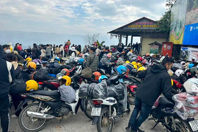 Du kh&aacute;ch &ugrave;n &ugrave;n về H&agrave; Giang, cổng trời Quản Bạ tắc đường - Ảnh 6.
