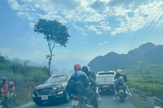 Du kh&aacute;ch &ugrave;n &ugrave;n về H&agrave; Giang, cổng trời Quản Bạ tắc đường - Ảnh 4.