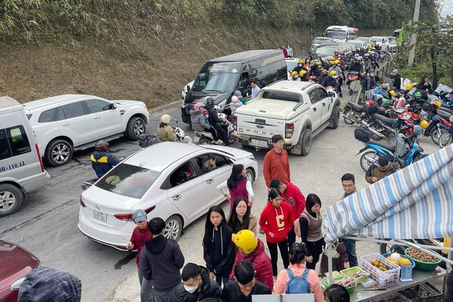 Du kh&aacute;ch &ugrave;n &ugrave;n về H&agrave; Giang, cổng trời Quản Bạ tắc đường - Ảnh 3.