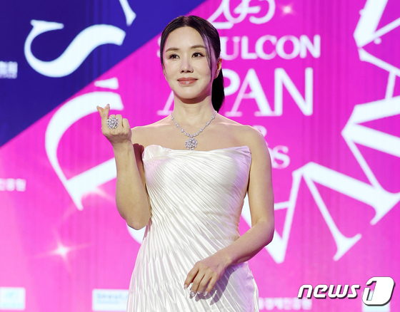 Mỹ nhân đại chiến tại APAN Star Awards: Lee Sung Kyung o ép vòng 1 đọ sắc Yoona lộng lẫy, 1 chị đại chặt chém bất ngờ dù đã U60 - Ảnh 14.