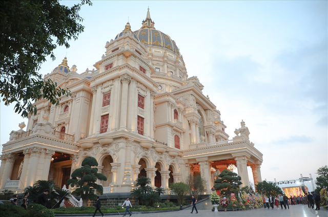 Những căn biệt thự dát vàng triệu view được chủ nhà quay cận cảnh đang gây sốt trên mạng xã hội - Ảnh 4.