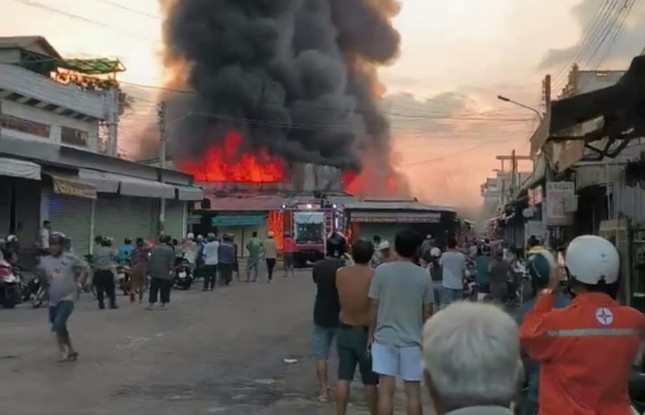 Cháy chợ Châu Long ở vùng biên An Giang - Ảnh 2.