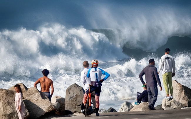 Sóng lớn tràn vào bờ biển California ngày thứ ba, gây lũ lụt và đe dọa tính mạng - Ảnh 1.