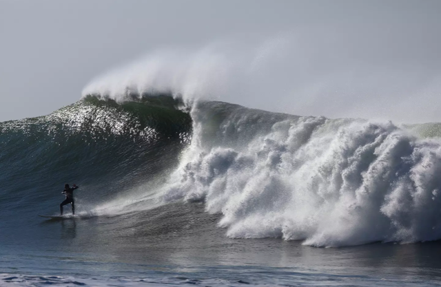 Sóng lớn tràn vào bờ biển California ngày thứ ba, gây lũ lụt và đe dọa tính mạng - Ảnh 2.