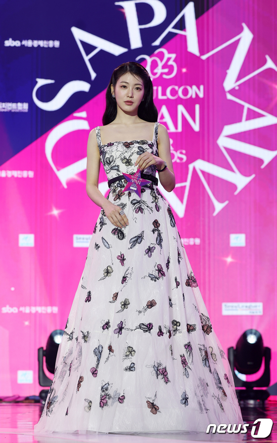 Mỹ nhân đại chiến tại APAN Star Awards: Lee Sung Kyung o ép vòng 1 đọ sắc Yoona lộng lẫy, 1 chị đại chặt chém bất ngờ dù đã U60 - Ảnh 11.