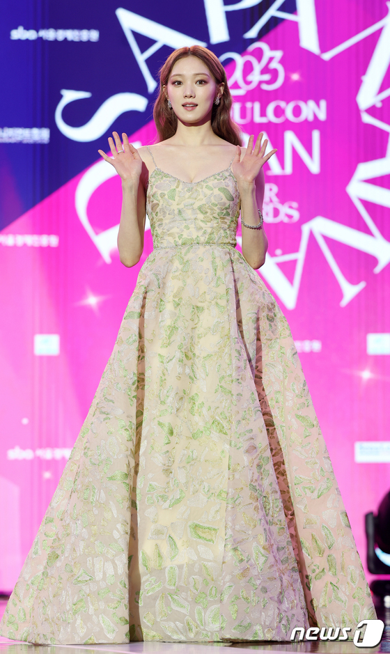 Mỹ nhân đại chiến tại APAN Star Awards: Lee Sung Kyung o ép vòng 1 đọ sắc Yoona lộng lẫy, 1 chị đại chặt chém bất ngờ dù đã U60 - Ảnh 7.