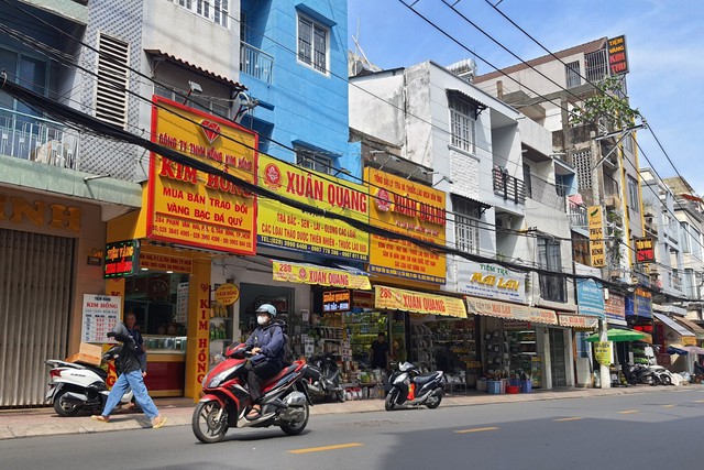 Công an TPHCM truy bắt nghi phạm nghi cướp tiệm vàng gần chợ Phạm Văn Hai - Ảnh 1.