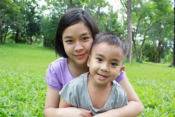 Mẹ ơi, sao mẹ lại đi xe điện trong khi người khác đón con họ bằng ô tô? - Câu trả lời của phụ huynh được khen ngợi - Ảnh 1.
