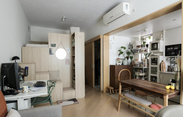 Vợ chồng mua nhà 33m2 không có phòng ngủ, lựa chọn nội thất để tiết kiệm từng chút không gian - Ảnh 1.