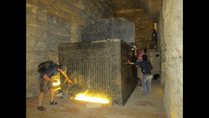 Bí ẩn quan tài khổng lồ của đền Saqqara Serapeum ở Ai Cập