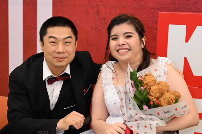 Tổ chức đám cưới ngập tràn gà KFC, cô dâu chú rể khiến cư dân mạng bật cười: Ngay cả bó hoa cũng độc đáo!