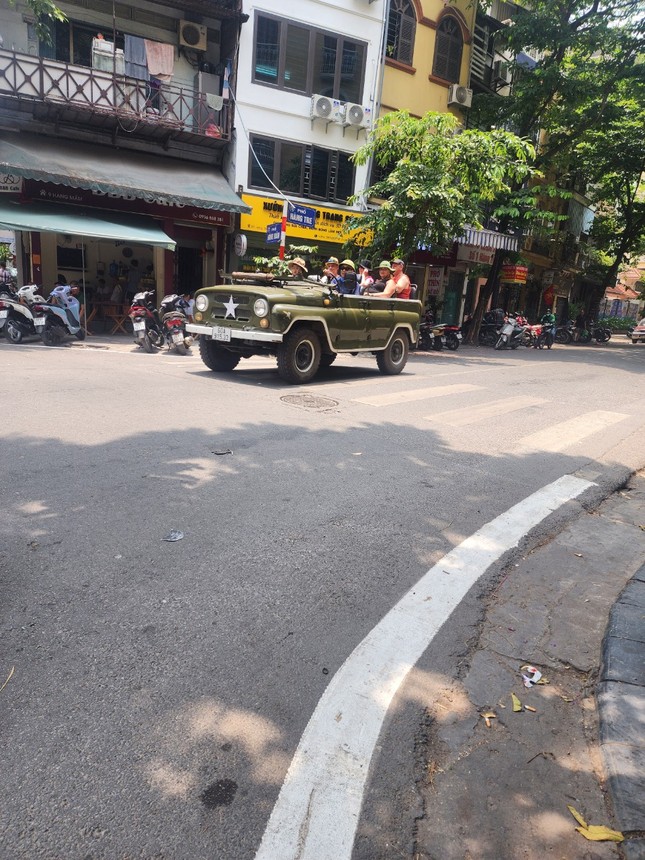 Hà Nội: Xe Jeep, xe UAZ không phông bạt chở khách du lịch quanh thành phố - Ảnh 4.