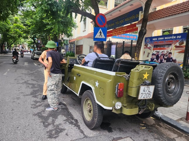 Hà Nội: Xe Jeep, xe UAZ không phông bạt chở khách du lịch quanh thành phố - Ảnh 3.