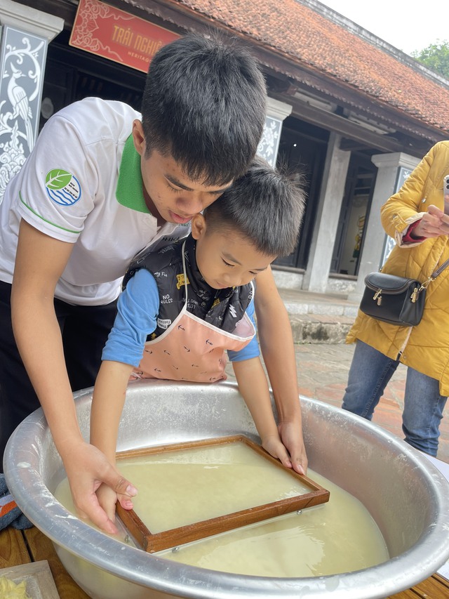 Du khách hào hứng khi vẽ tranh trên giấy rơm, được trải nghiệm làm giấy - Ảnh 7.