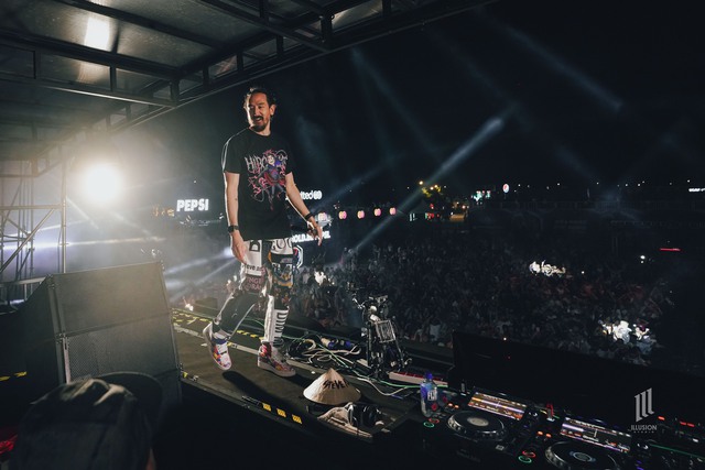 DJ Steve Aoki và kỉ niệm khó quên tại Việt Nam: Được tổ chức sinh nhật bất ngờ tại Ravolution Music Festival! - Ảnh 1.