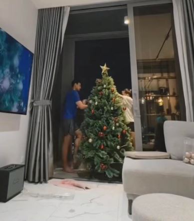 Văn Lâm cùng bạn gái sexy trang hoàng cây thông noel lộng lẫy, vợ Thành Chung decor phòng khách đơn giản nhưng lên hình vẫn lung linh - Ảnh 1.