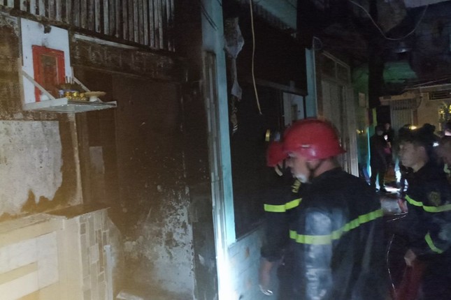 Cháy nhà trong hẻm ở TPHCM lúc rạng sáng, bé gái 8 tuổi tử vong - Ảnh 1.