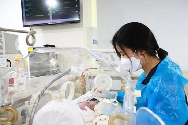 Điều kỳ diệu với vợ chồng người Việt ở Hàn Quốc: 3 con sinh non 23 tuần, được bác sĩ tận tình giúp và cái kết ngoài sức tưởng tượng - Ảnh 3.