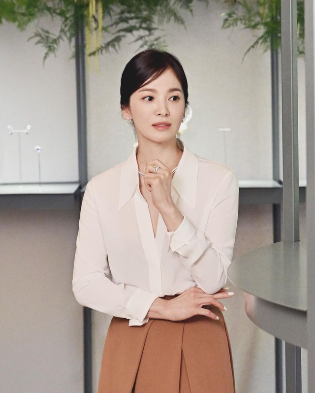 Song Hye Kyo diện áo khoác hơn 60 triệu: Nàng muốn sắm theo không khó, vì loạt mẫu hao hao giá chỉ bằng 1/10 - Ảnh 1.