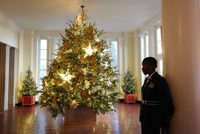 Đệ nhất phu nhân trang hoàng Nhà Trắng đón Giáng sinh: Giăng hơn 140.000 bóng đèn, tậu 98 cây thông gây choáng ngợp
