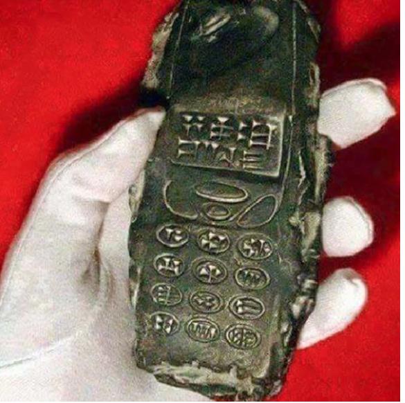 Khai quật mộ cổ, chuyên gia bất ngờ tìm thấy điện thoại Nokia 800 năm tuổi - Ảnh 1.