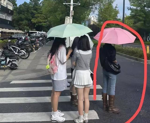 Bức ảnh chụp trộm trong trường ĐH bất ngờ viral khắp mạng: Khi bóng lưng của một người cũng tiết lộ gia cảnh - Ảnh 1. Bức ảnh chụp trộm trong trường ĐH bất ngờ viral khắp mạng: Khi bóng lưng của một người cũng tiết lộ gia cảnh - Ảnh 1.