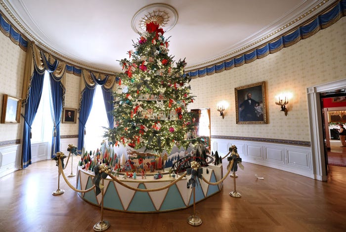 Đệ nhất phu nhân trang hoàng Nhà Trắng đón Giáng sinh: Giăng hơn 140.000 bóng đèn, tậu 98 cây thông gây choáng ngợp
