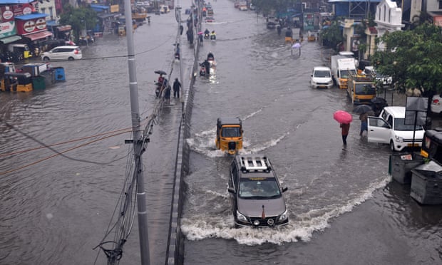 Chùm ảnh: Sân bay và đường phố biến thành sông do bão, tạo nên cảnh tượng khó tin tại quốc gia châu Á - Ảnh 2.
