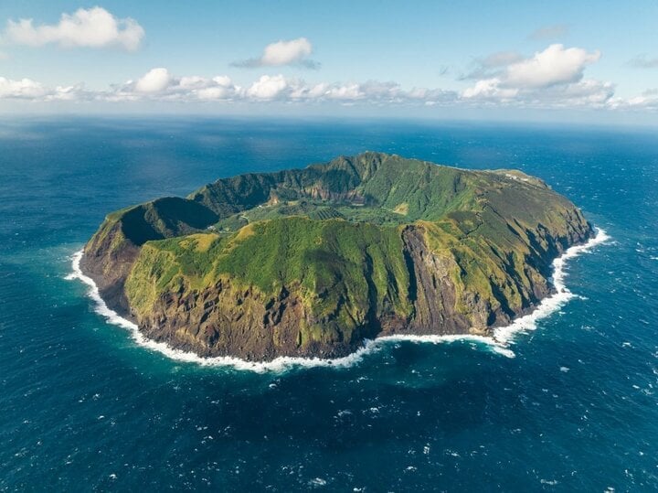 Khám phá sự bình yên ẩn giấu trong hòn đảo núi lửa biệt lập giữa đại dương