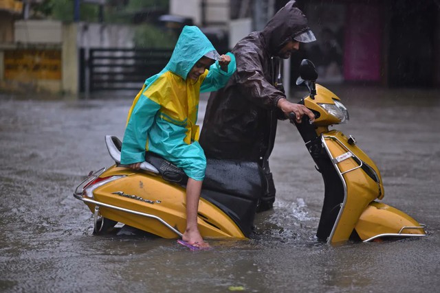 Chùm ảnh: Sân bay, đường phố biến thành sông vì bão, tạo cảnh tượng khó tin ở quốc gia châu Á