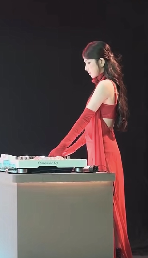 DJ Mie sau khi chia tay Hồng Thanh: Chạy show li&ecirc;n tục, lộ khoảnh khắc ủ rũ mệt mỏi - Ảnh 6.