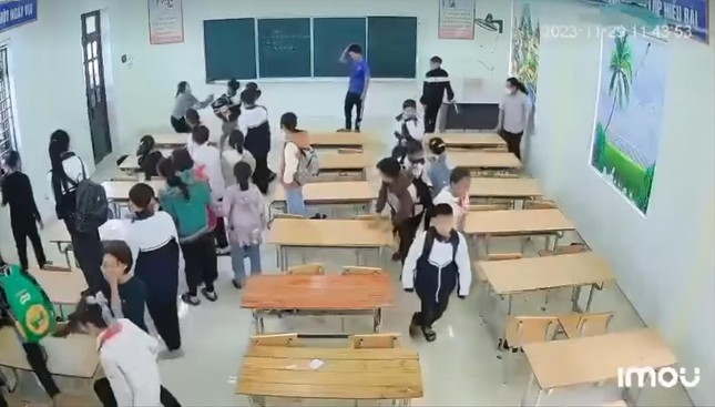 Vụ học sinh x&uacute;c phạm, dồn gi&aacute;o vi&ecirc;n v&agrave;o g&oacute;c tường: Lời kể của nữ gi&aacute;o vi&ecirc;n - Ảnh 1.