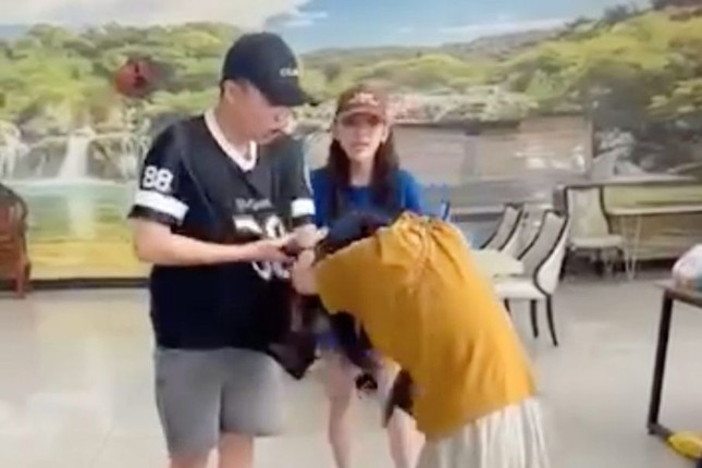 Trường ĐH Kinh tế T&agrave;i ch&iacute;nh TPHCM xem x&eacute;t tước danh hiệu hoa kh&ocirc;i sinh vi&ecirc;n đ&aacute;nh người - Ảnh 2.