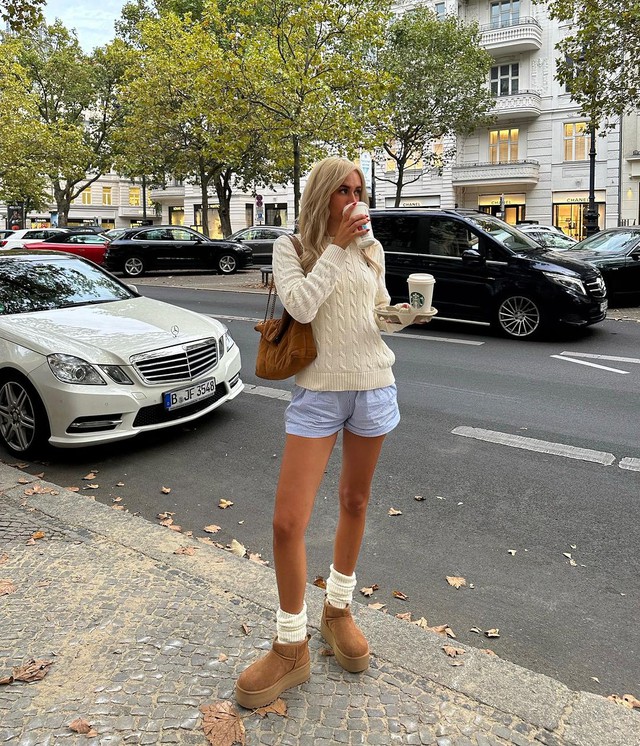 Nàng blogger người Đức mê boots béo tròn UGG như điếu đổ, lại có 1001 chiêu lên đồ sành điệu với item này - Ảnh 6.