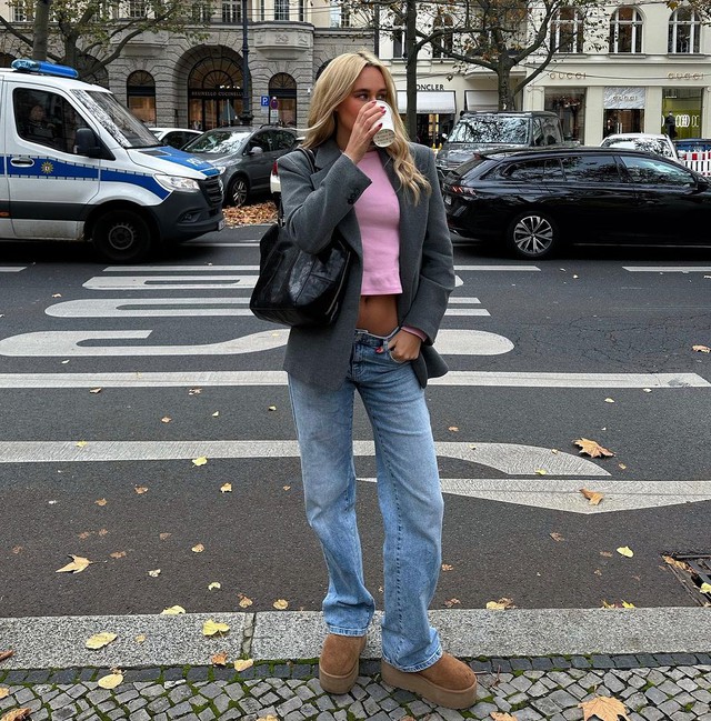 Nàng blogger người Đức mê boots béo tròn UGG như điếu đổ, lại có 1001 chiêu lên đồ sành điệu với item này - Ảnh 3.