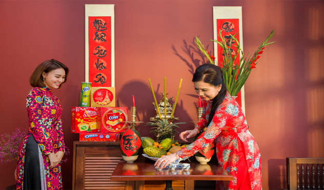Lọ hoa tr&ecirc;n b&agrave;n thờ đặt như n&agrave;o mới đ&uacute;ng? H&oacute;a ra tới giờ vẫn nhiều nh&agrave; l&agrave;m sai m&agrave; kh&ocirc;ng hề biết! - Ảnh 1.