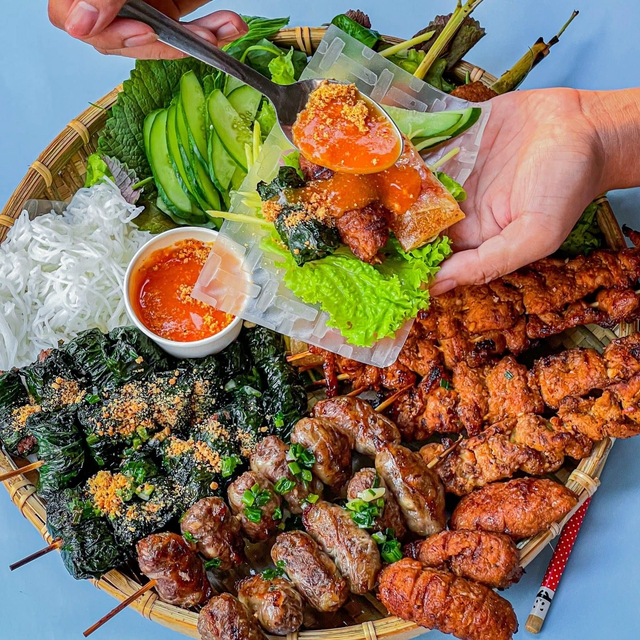 Kh&aacute;ch T&acirc;y th&iacute;ch th&uacute; với một m&oacute;n đường phố Việt, l&agrave;m từ loại l&aacute; rẻ tiền c&oacute; thể trồng được tại nh&agrave; - Ảnh 3.