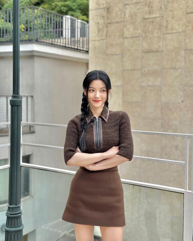 Style đời thường của Kim Yoo Jung: Sành điệu, sang xịn, xứng làm sách mẫu mặc đẹp cho các chị em - Ảnh 2.