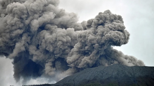 Kinh hoàng cảnh tượng cột khói núi lửa ngùn ngụt bốc lên cao hơn 3.000m Ở Indonesia, 13 người leo núi đã tử nạn - Ảnh 2.