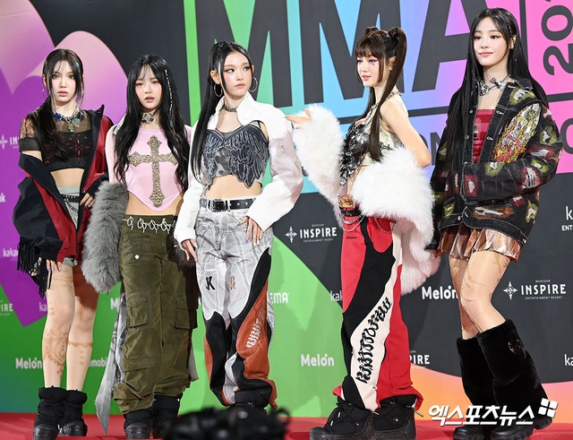 NewJeans g&acirc;y tranh c&atilde;i v&igrave; diện mạo kh&aacute;c lạ: Từ những em g&aacute;i nh&agrave; b&ecirc;n h&oacute;a... chị đại như 2NE1? - Ảnh 5.