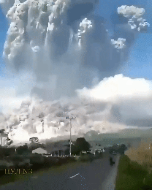 Kinh hoàng cảnh tượng cột khói núi lửa ngùn ngụt bốc lên cao hơn 3.000m Ở Indonesia, 13 người leo núi đã tử nạn - Ảnh 1.