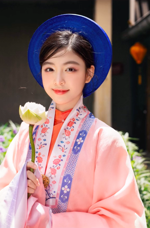Con gái MC Quyền Linh lần đầu xuất hiện trong chiếc áo Nhật Bình khác lạ, netizen tấm tắc: Có nét đẹp xuyên thời gian! - Ảnh 4.