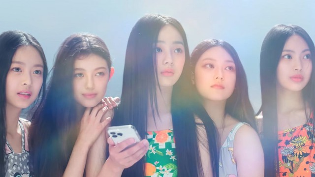 NewJeans g&acirc;y tranh c&atilde;i v&igrave; diện mạo kh&aacute;c lạ: Từ những em g&aacute;i nh&agrave; b&ecirc;n h&oacute;a... chị đại như 2NE1? - Ảnh 3.