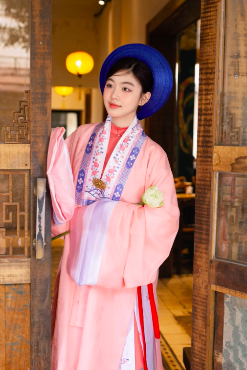 Con gái MC Quyền Linh lần đầu xuất hiện trong chiếc áo Nhật Bình khác lạ, netizen tấm tắc: Có nét đẹp xuyên thời gian! - Ảnh 2.